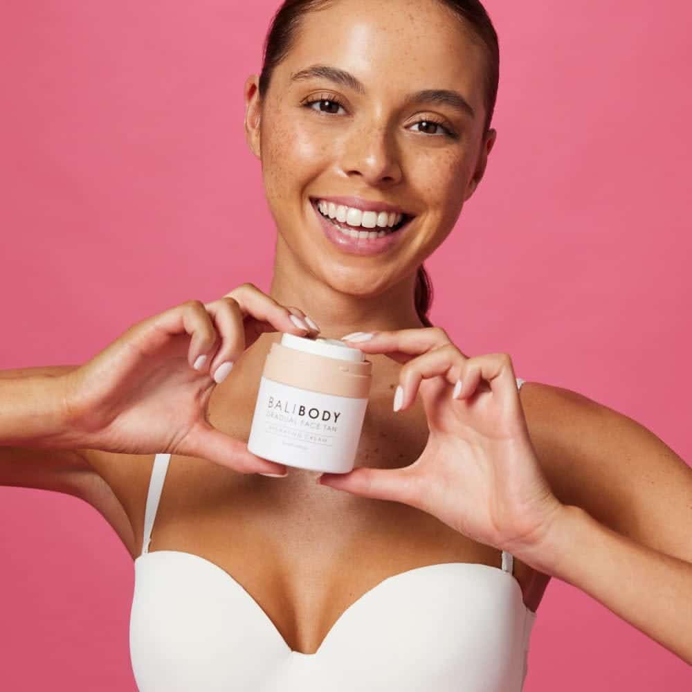 באלי בודי קרם לחות לפנים לשיזוף עצמי 50מ"ל - BALI BODY HYDRATING CREAM Gradual Face Tan 50ml – תמונה 3